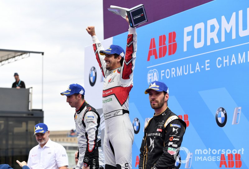 Lucas Di Grassi, Audi Sport ABT Schaeffler, vainqueur, aux côtés de Sébastien Buemi, Nissan e.Dams, deuxième, Jean-Eric Vergne, DS TECHEETAH, troisième, et Dieter Gass, directeur d'Audi Motorsports