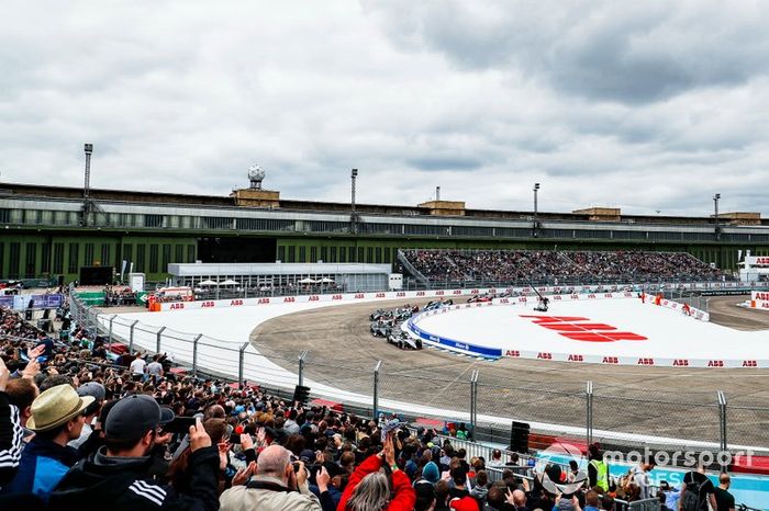 Sébastien Buemi, Nissan e.Dams, Nissan IMO1, Stoffel Vandoorne, HWA Racelab, VFE-05, Lucas Di Grassi, Audi Sport ABT Schaeffler, Audi e-tron FE05 en la primera curva