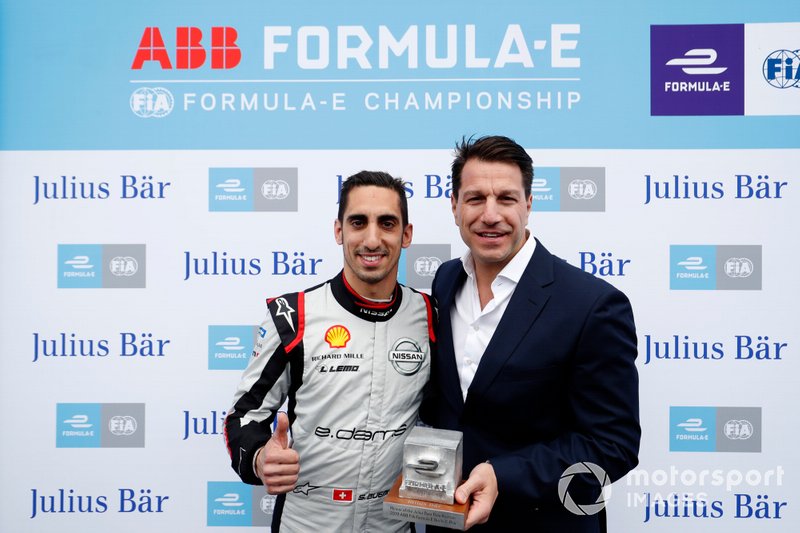 Sébastien Buemi, Nissan e.Dams, Nissan IMO1, reçoit le trophée de la pole position