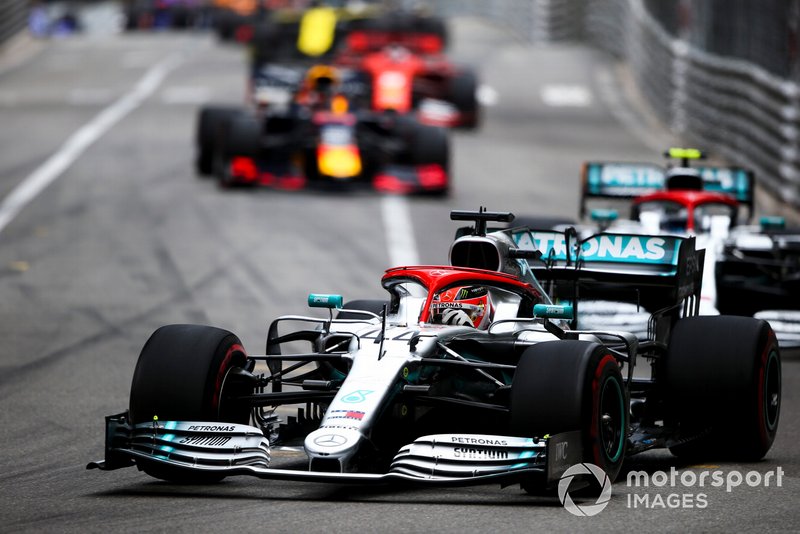 Lewis Hamilton, Mercedes AMG F1 W10 lidera a Valtteri Bottas, Mercedes AMG W10 al inicio
