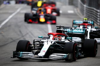 Lewis Hamilton, Mercedes AMG F1 W10 ve Valtteri Bottas, Mercedes AMG W10 startta