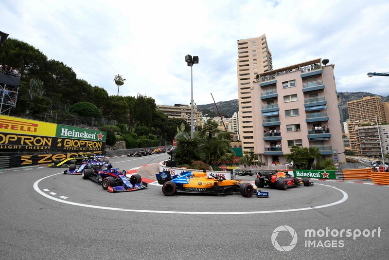 Pierre Gasly, Red Bull Racing RB15, ve Carlos Sainz Jr., McLaren MCL34, Daniil Kvyat, Toro Rosso STR14, ve Alexander Albon, Toro Rosso STR14