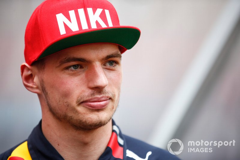 Max Verstappen, Red Bull Racing, con indosso un cappellino rosso in tributo a Niki Lauda