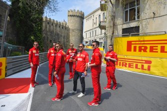 Sebastian Vettel, Ferrari tijdens de track walk met zijn engineers
