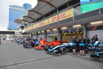 Robert Kubica, Williams FW42, Sebastian Vettel, Ferrari SF90 ve Carlos Sainz Jr., McLaren MCL34 araçları teknik incelemede
