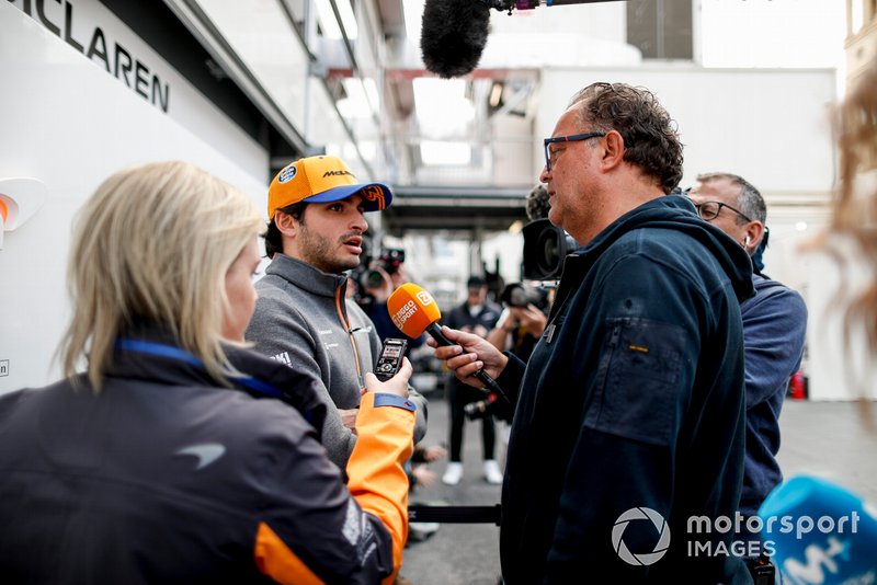 Carlos Sainz Jr., McLaren con los medios