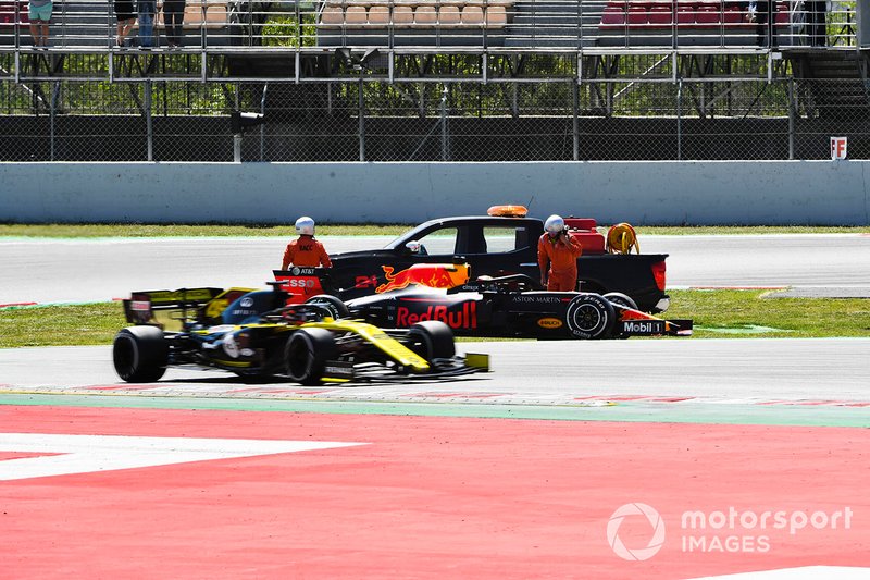 Dan Ticktum, Red Bull Racing RB15  stopped on track with Jack Aitken, Renault R.S. 19 driving past 