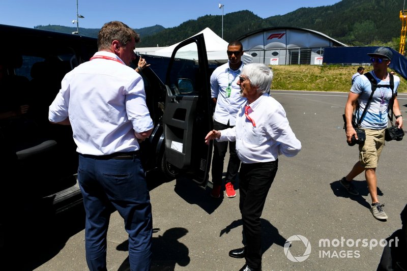 Bernie Ecclestone, Chairman Emiritus of Formula 1 e Thomas Ueberall, Red Bull nel paddock