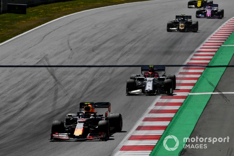 Pierre Gasly, Red Bull Racing RB15, precede Antonio Giovinazzi, Alfa Romeo Racing C38, Kevin Magnussen, Haas F1 Team VF-19, Sergio Perez, Racing Point RP19, e Nico Hulkenberg, Renault F1 Team R.S. 19