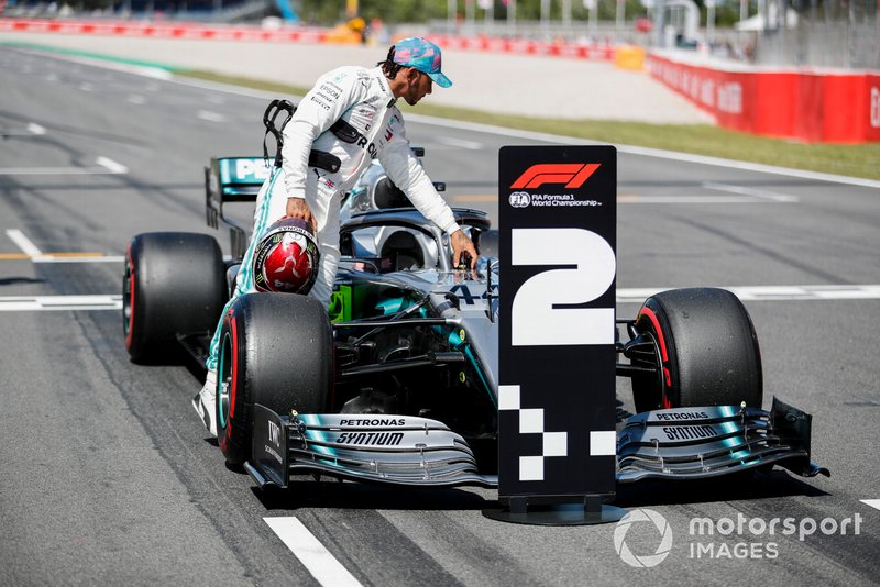 Lewis Hamilton, Mercedes AMG F1 W10, inspecciona su coche después de clasificarse segundo en la parrilla