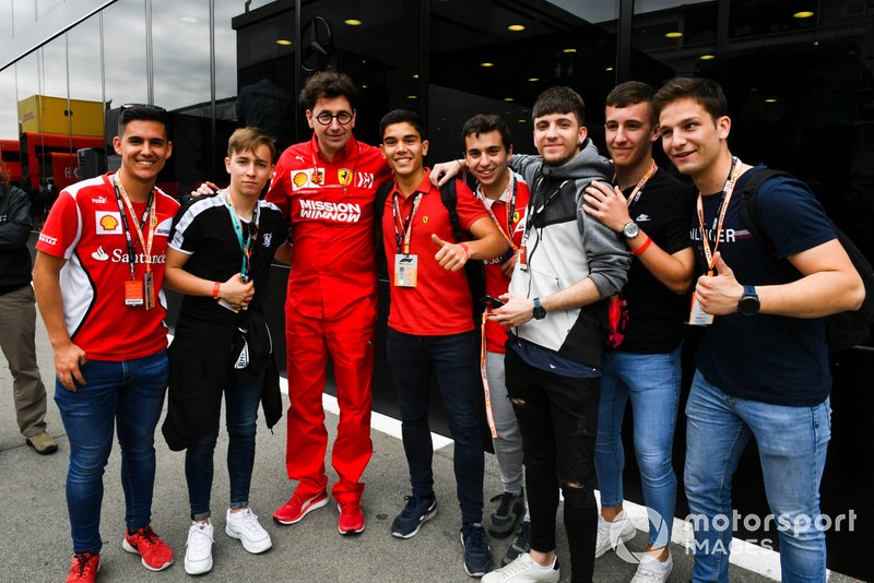 Des fans avec Mattia Binotto, Team Principal Ferrari