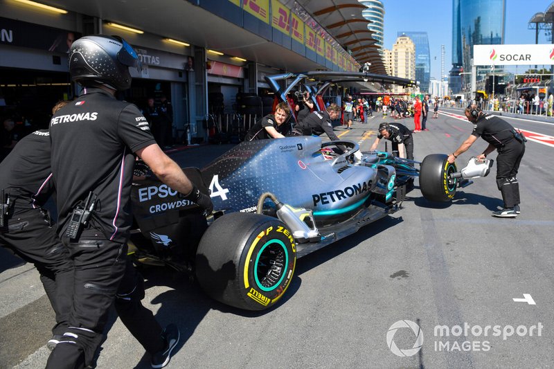 Lewis Hamilton, Mercedes AMG F1 W10, viene riportato ai box