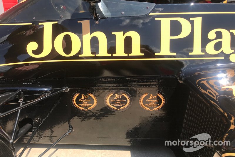 Dettaglio delle coccarde celebrative delle tre vittorie conquistate nel 1985, sulla Lotus 97T di Ayrton Senna