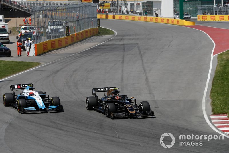 Kevin Magnussen, Haas VF-19, devant Robert Kubica, Williams FW42