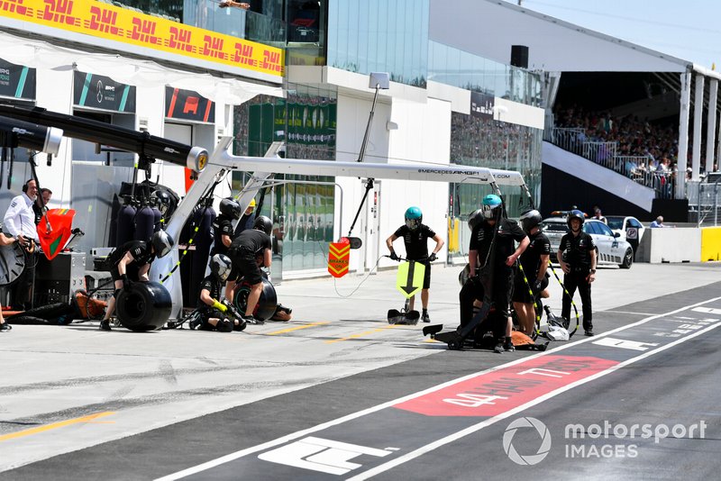 L'équipe Mercedes préparent un arrêt au stand
