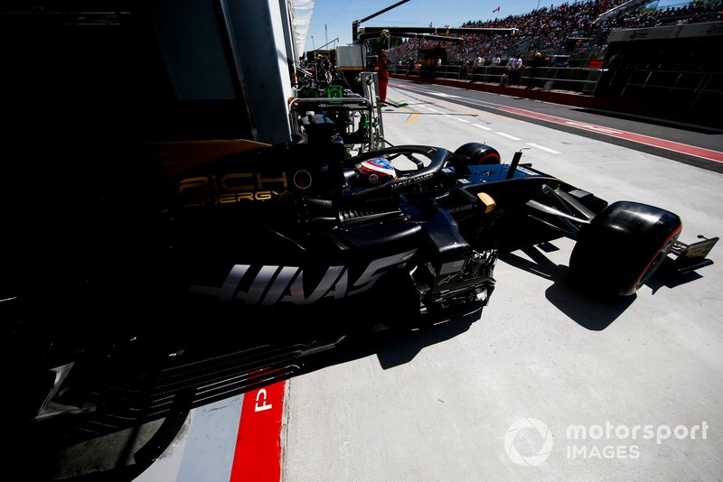 Romain Grosjean, Haas F1 Team VF-19, quitte le garage
