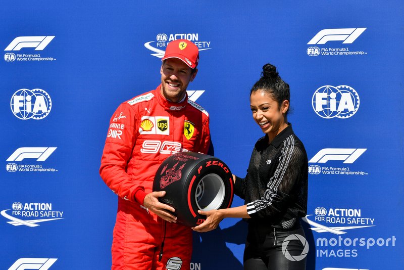Sebastian Vettel, recebe o prêmio do Pole Pirelli da atriz Liza Koshy