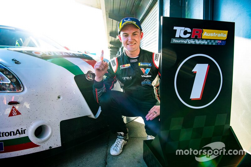 Race winner Dylan O'Keeffe, Ashley Seward Motorsport Alfa Romeo Giulietta