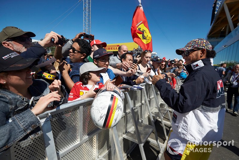 Lewis Hamilton, Mercedes AMG F1 signs a autograph for a fan