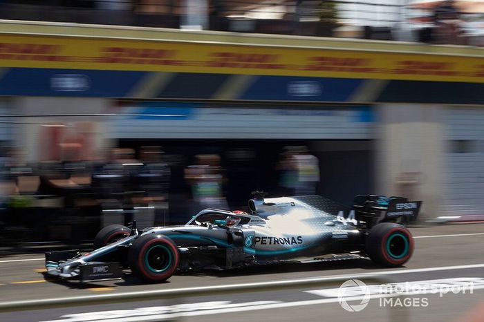 Lewis Hamilton, Mercedes AMG F1 W10 pit stop