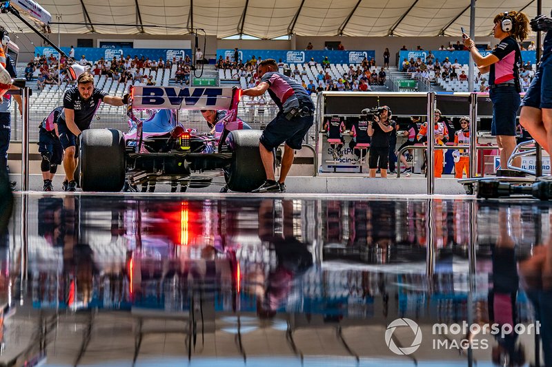 Sergio Perez, Racing Point RP19, è tornato in garage