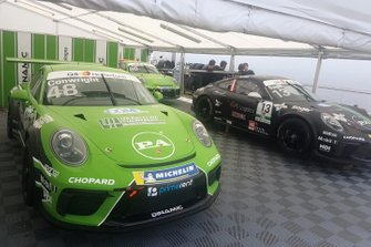 Le Porsche del team Dinamic Motorsport, nel garage