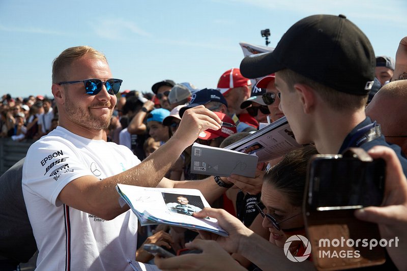 Valtteri Bottas, Mercedes AMG F1, incontra i fan per immagini e autografi