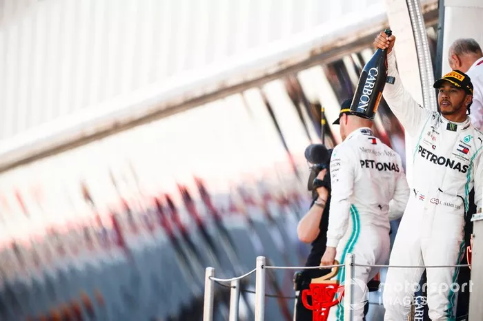 Podio: ganador de la carrera Lewis Hamilton, Mercedes AMG F1 celebra con el champán