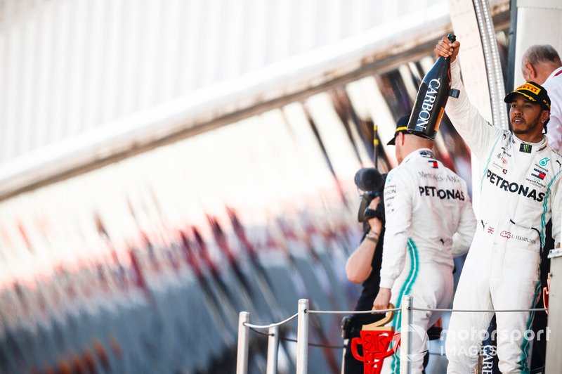 Il vincitore della gara Lewis Hamilton, Mercedes AMG F1 festeggia sul podio con lo champagne