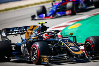 Kevin Magnussen, Haas F1 Team VF-19, devant Daniil Kvyat, Toro Rosso STR14