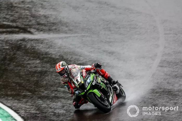 Jonathan Rea, Kawasaki Racing Team, compie dei giri di valutazione sul bagnato