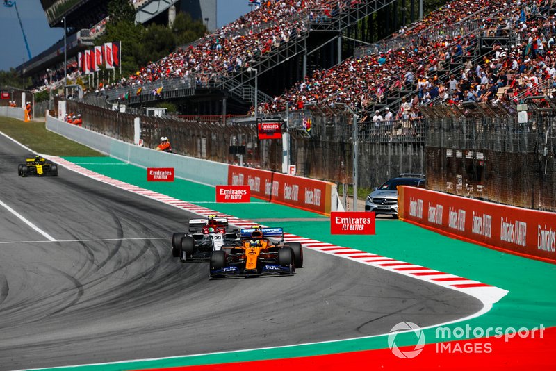 Lando Norris, McLaren MCL34, leads Antonio Giovinazzi, Alfa Romeo Racing C38