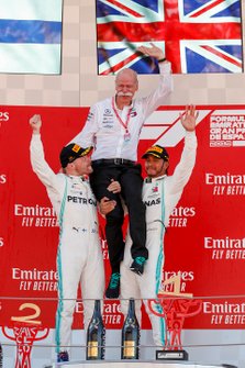 Valtteri Bottas, Mercedes AMG F1, Dr Dieter Zetsche, PDG de Mercedes Benz et le vainqueur Lewis Hamilton, Mercedes AMG F1 sur le podium
