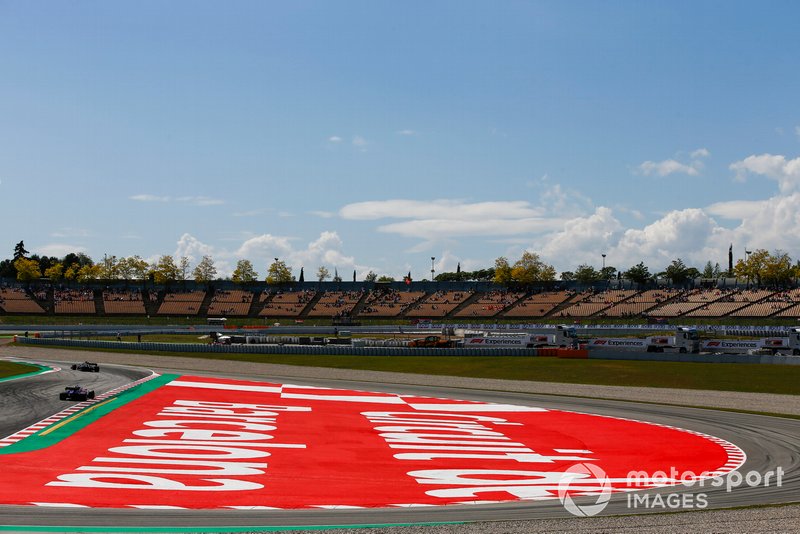 Romain Grosjean, Haas F1 Team VF-19, devant Alexander Albon, Toro Rosso STR14