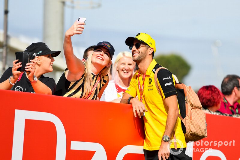 Daniel Ricciardo, Renault takes a selfie with a fan