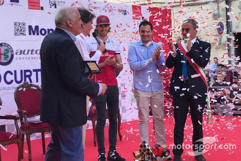 Antonio Giovinazzi, Alfa Romeo Racing, riceve il Trofeo Bandini