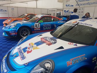 Porsche nel garage Ombra Racing