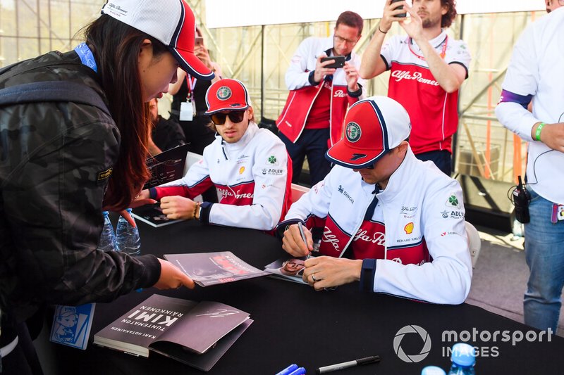 Kimi Raikkonen, Alfa Romeo Racing firma autografi ai fan
