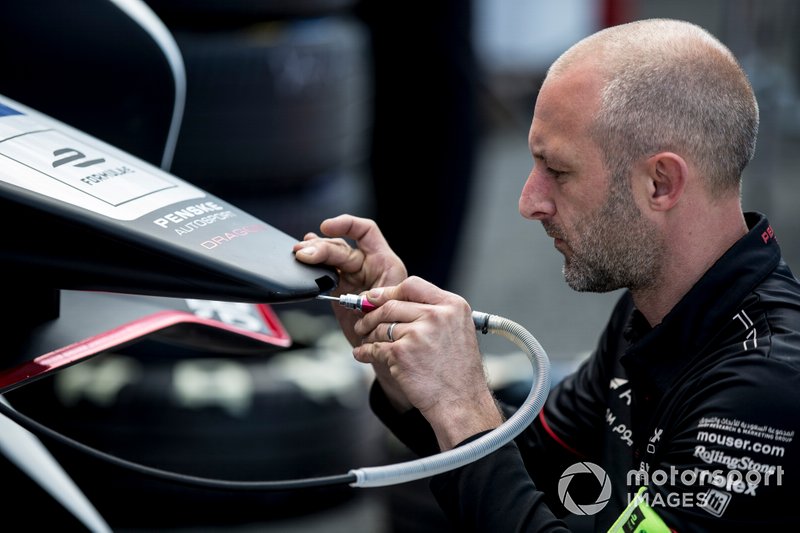 Dragon mechanic working on their car