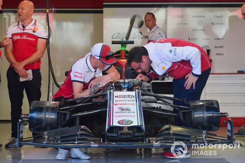 Kimi Raikkonen, Alfa Romeo Racing talks to engineers