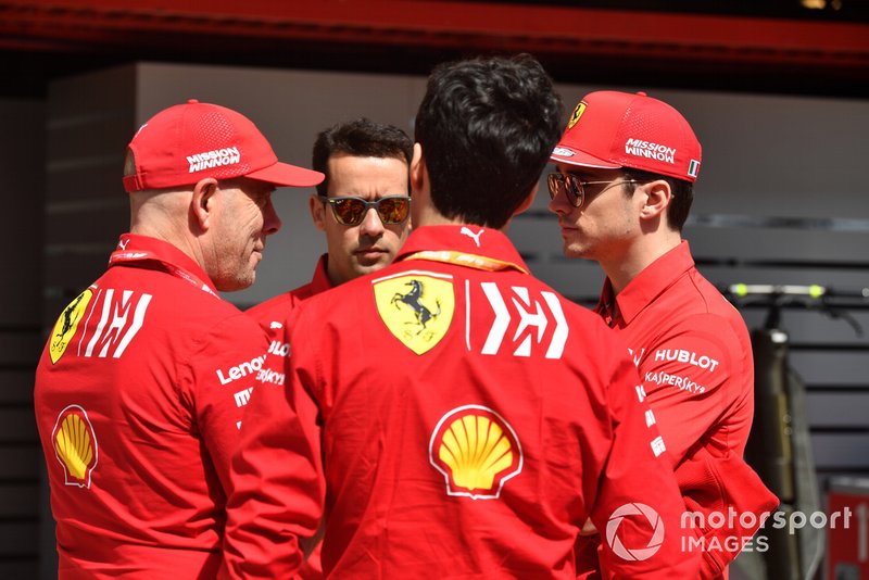 Charles Leclerc, Ferrari speaks con Jock Clear, Ferrari nella pit lane