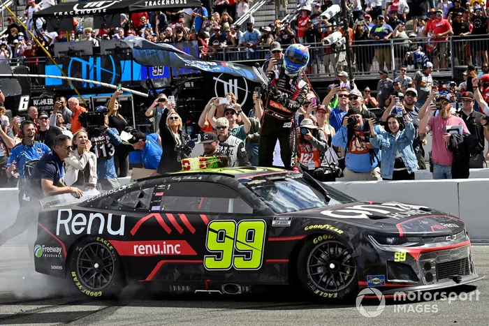 Daniel Suárez, TrackHouse Racing, Onx Homes / Renu Chevrolet Camaro celebra su victoria