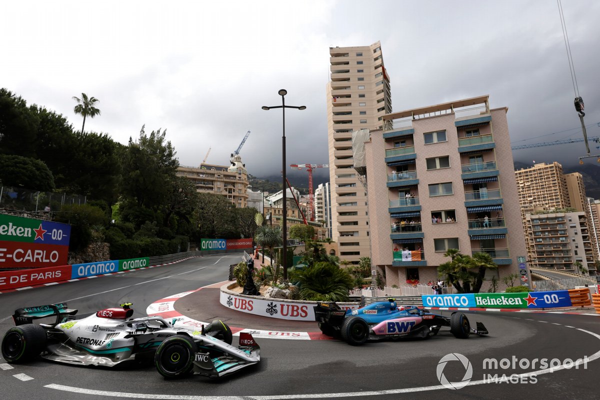 Esteban Ocon, Alpine A522, Lewis Hamilton, Mercedes W13
