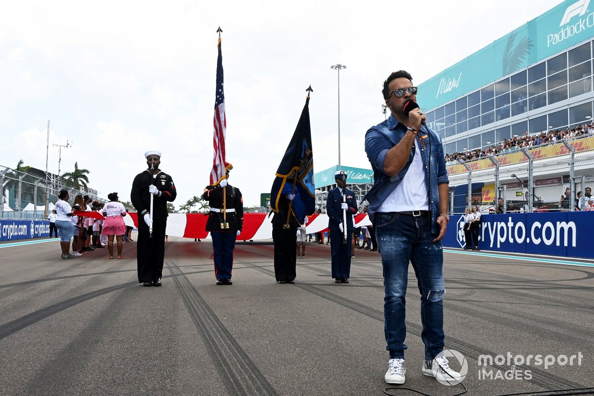 El himno nacional interpretado por Luis Fonsi