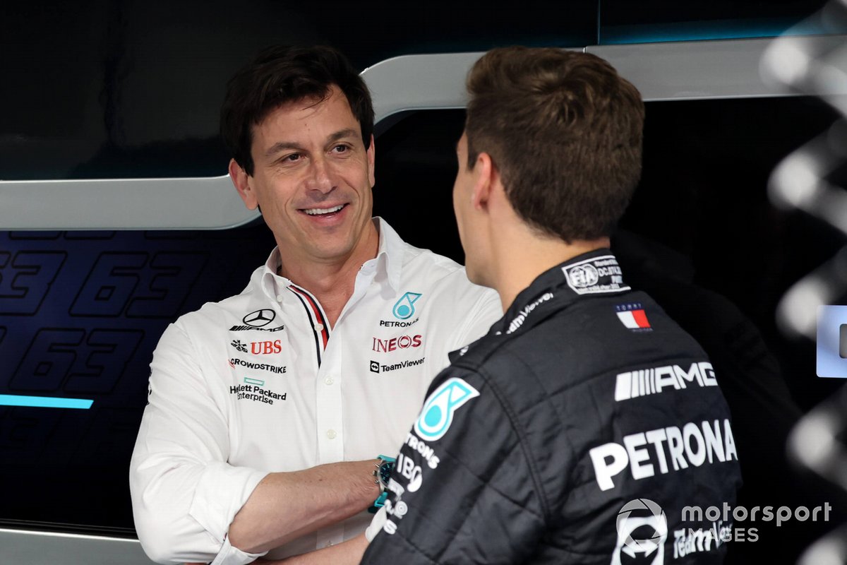 Toto Wolff, jefe de Mercedes F1, habla con George Russell, piloto de Mercedes F1.