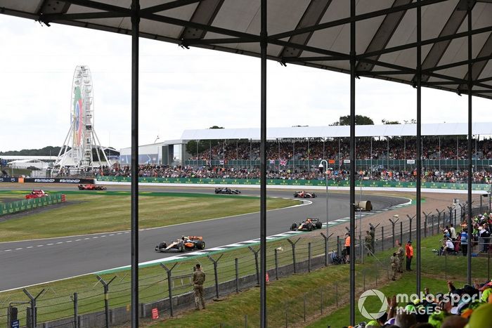 Lando Norris, McLaren MCL60, Max Verstappen, Red Bull Racing RB19