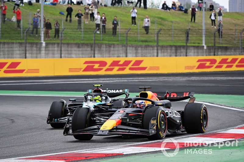 Max Verstappen, Red Bull Racing RB20 si scontra con Lewis Hamilton, Mercedes F1 W15 