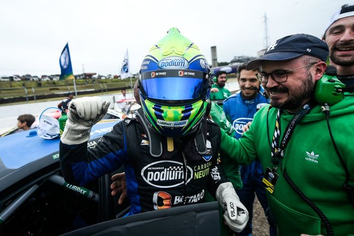 Felipe Massa comemora sua primeira vitória na Stock Car