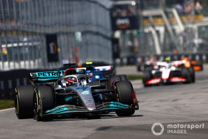George Russell, Mercedes W13, Esteban Ocon, Alpine A522