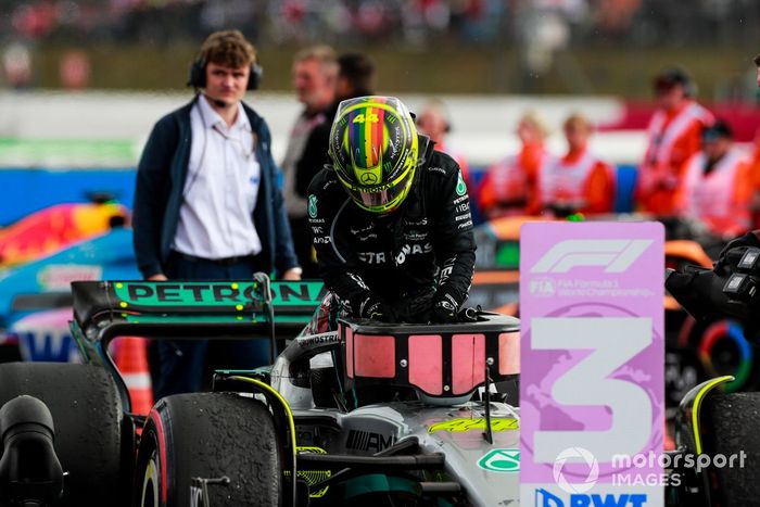 Lewis Hamilton, Mercedes-AMG, 3ª posición, llega al Parc Ferme